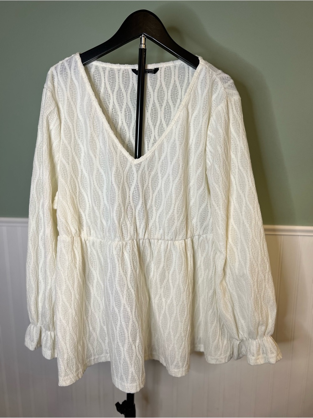 BloomChic Cream Textured V-Neck Boho Peplum Tunic. Size 14/16